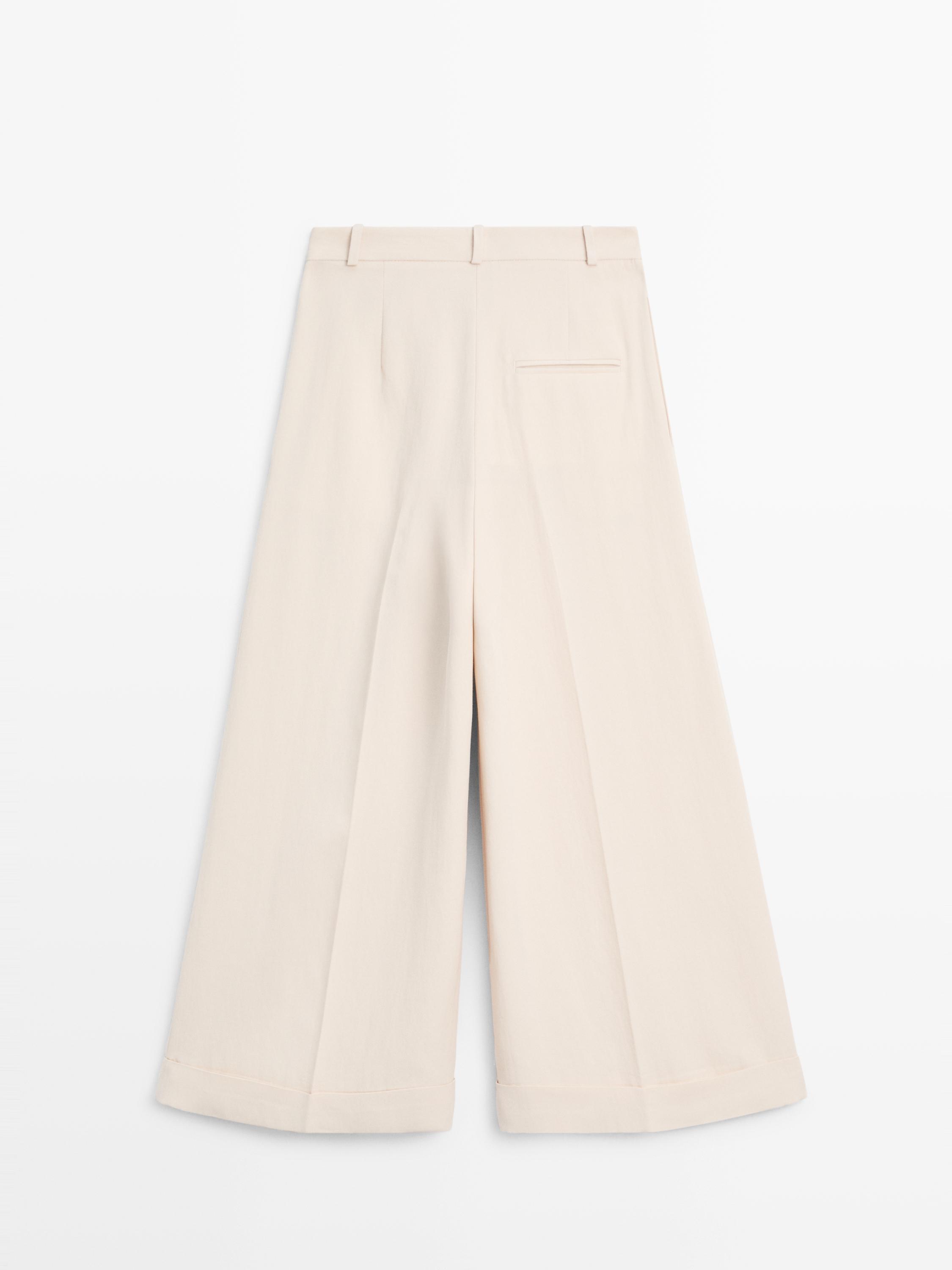 Flowing trousers with turn-up hems